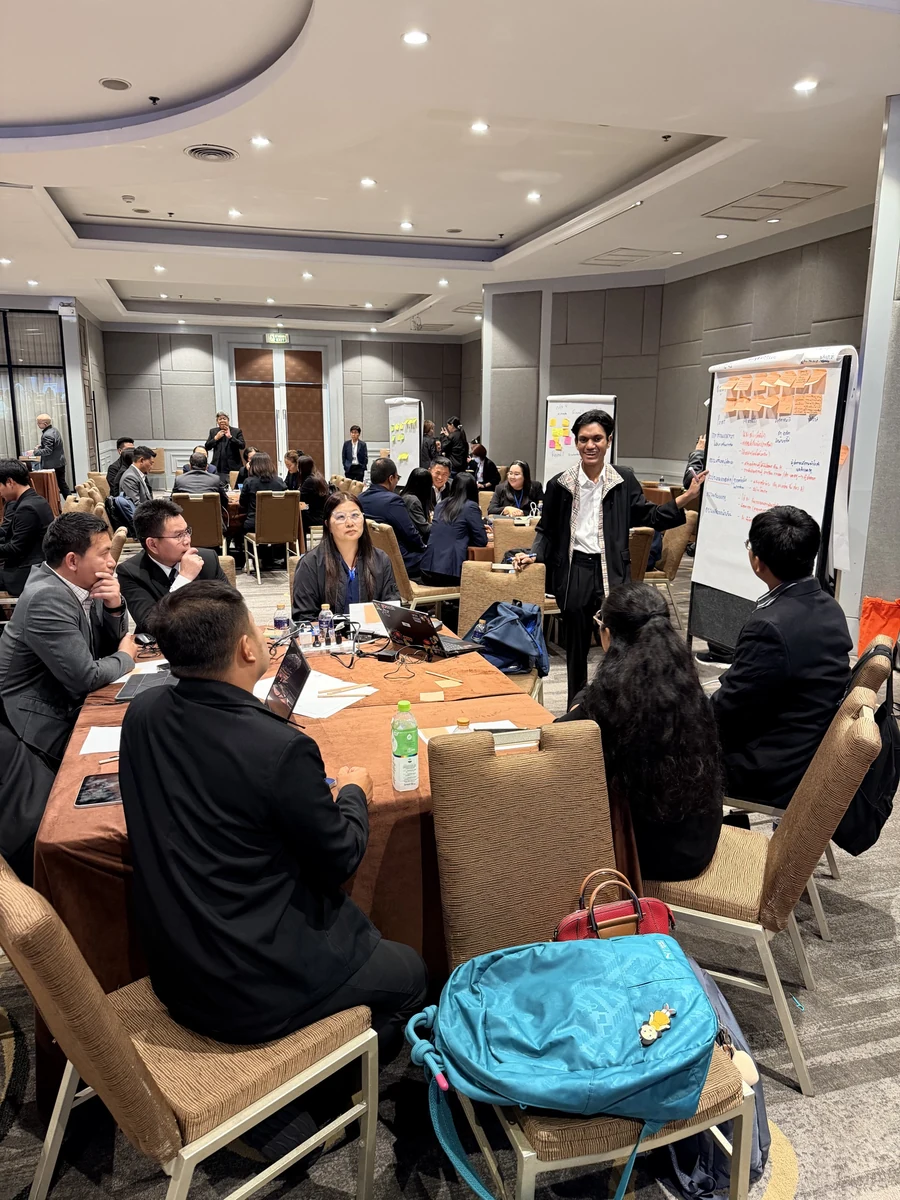 Participants discussing an enterprise problem.